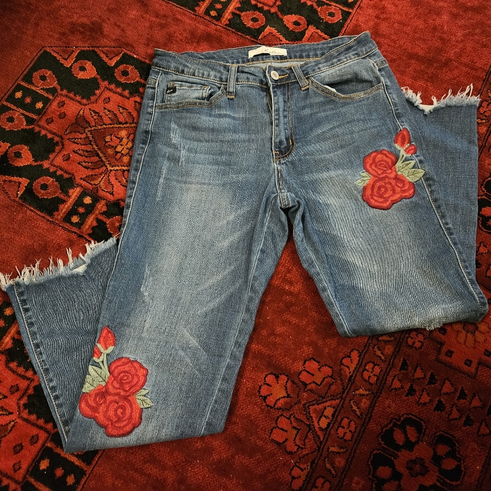 Womens embroidered distressed cropped jeans